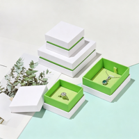 Boîte rigide pour collier avec insert floqué, boîte en papier à deux pièces (couvercle et base) pour l'emballage de pendentifs et de chaînes de bijoux
