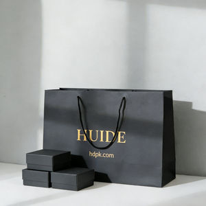 Emballage de vêtements de luxe biodégradable et recyclable sur mesure avec des sacs en papier personnalisés avec votre propre logo pour les petites entreprises - Product Image 4