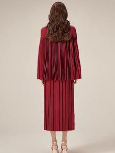 Nouvelle collection printemps : Ensemble deux pièces décontracté pour femme, jupe plissée midi, couleur bordeaux, avec ceinture, effet rajeunissant et design élégant - Product Image 3