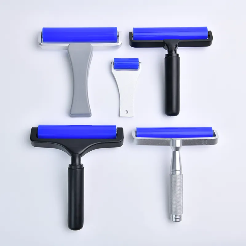 12-Inch Blauwe Kleverige Pluisrol Met Handvat Van Kunststof/Zwart Aluminium, Geschikt Voor Gebruik In Cleanrooms Voor Het Verwijderen Van Rolstof