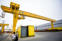 Grue portique monopoutre de type L pour la manutention de matériaux en extérieur et en cour