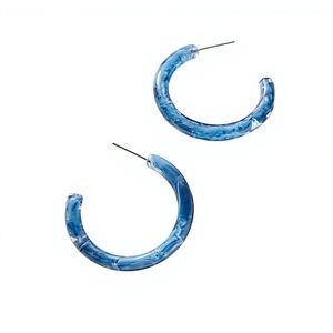 Boucles d'oreilles clous artisanales en résine, brillantes, petites, bijoux fantaisie, thème féerique et amour - Product Image 1