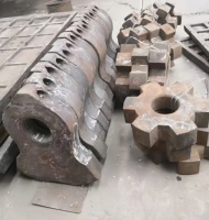 Pièces de concasseur résistantes à l'usure, marteau en acier à haute teneur en manganèse, machine à fabriquer du sable, batteur de broyeur à marteaux, tête de marteau