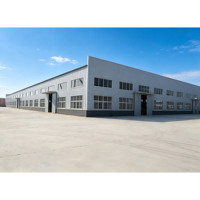 Entrepôt préfabriqué en acier moderne, durable et résistant au vent, pour le stationnement des tracteurs, le stockage du foin et les équipements miniers
