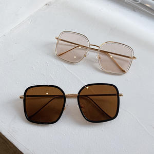 Gafas de Sol Cuadradas Irregulares Qianai, Montura Gris Translúcida, Lentes con Protección UV400, Tipo Unisex 3 - Product Image 3