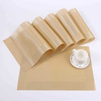 Vente en gros de sets de table carrés en PVC tissé, légers, classiques, écologiques, isolés et à séchage rapide pour table à manger