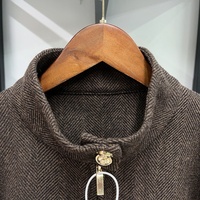 Ensemble deux pièces OUDINA tendance pour femme : veste en mélange de laine à col montant marron foncé et jupe courte à chevrons pour l'hiver