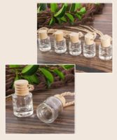 Bouteille de parfum pour voiture en verre réutilisable en gros d'usine avec bouchon à couronne et couvercle en bois, capacité de 8 ml, diffuseur d'arômes suspendu