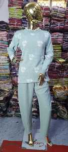 ชุดเซ็ตผ้าขนสัตว์สำหรับผู้หญิง ลายเรขาคณิต ผ้าขนสัตว์นุ่ม ยืดหยุ่น เสื้อสเวตเตอร์และกางเกงขายาวสไตล์ตะวันตก ชุดฮู้ดดี้ตัวยาวสำหรับฤดูหนาว - Product Image 4