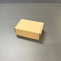 Boîtes d'expédition en papier kraft ondulé portables et durables en gros, forme d'avion, logo personnalisé, gaufrage, pelliculage brillant, recyclées
