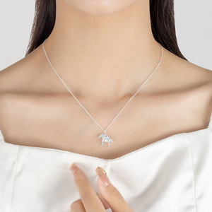 El Nuevo Estilo Prácticamente Garantiza el Éxito: Collar de Lingote de Oro con Diseño de Caballo y Collar del Año del Caballo - Product Image 3