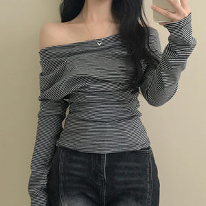 Elegante camiseta de manga larga con hombros descubiertos, ajustada a la cintura, a rayas, versátil, dulce y femenina, con bloques de color simples. - Product Image 1