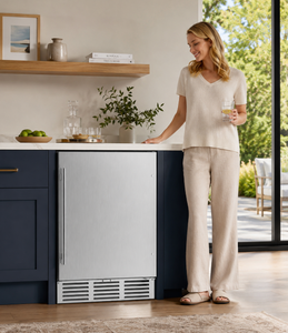 Réfrigérateur vertical commercial Vanace 145L en acier inoxydable à porte simple - Product Image 1