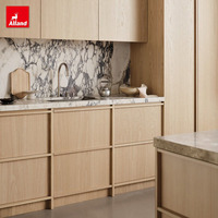 Armoire de cuisine Alland Clean Lines au design nordique européen en placage de chêne blanc avec comptoir en pierre et quartz de style Japandi