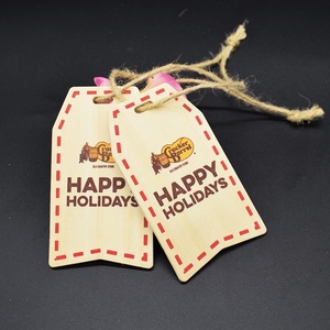 Etiquetas Colgantes de Madera Cracker Barrel con Logotipo de Felices Fiestas, Rectangulares, Color Madera Natural, Decorativas para Interiores - Product Image 1