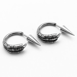Boucles d'oreilles créoles unisexes Yunnique en forme de main squelette en acier titane pour soirée - Product Image 5