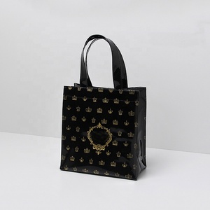 <span class=keywords><strong>Borse</strong></span> Tote in Vinile PVC Nero Lucido Glitterato Vendita Calda Borsa Impermeabile Personalizzata per Shopping con Stampa Metallica Dorata - Product Image 3