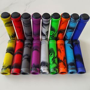 Paire <span class=keywords><strong>de</strong></span> poignées <span class=keywords><strong>de</strong></span> guidon <span class=keywords><strong>de</strong></span> vélo <span class=keywords><strong>de</strong></span> montagne, camouflage, antidérapantes, absorbant les chocs, élastiques, épaisses, confortables et douces - Product Image 1