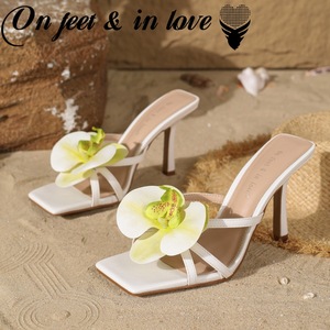 Sandalias de tacón alto con tira cruzada y adornos de orquídeas blancas para mujer - Sandalias de tacón de aguja con punta cuadrada para mujer - Product Image 1