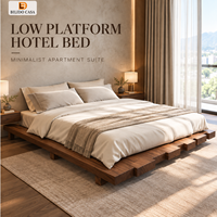 Lit d'hôtel avec cadre en bois massif, grain de bois naturel, design moderne et stable pour hôtel, appartement, chambre d'hôtes