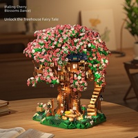 Modèle de bureau créatif en blocs de construction en plastique à micro-particules, thème maison dans les arbres style guérison, cerisier en fleurs rose, jouet de puzzle