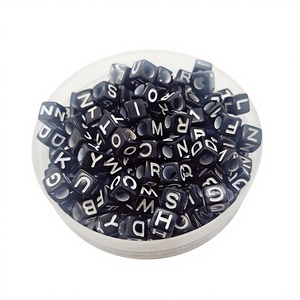 Cuentas Cuadradas de Plástico Negro con Letras del Alfabeto y Agujeros para Hacer Joyería - Product Image 4