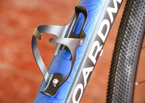 Porte-bidon léger en fibre de carbone SHENYU, composant de cyclisme usiné CNC - Product Image 5