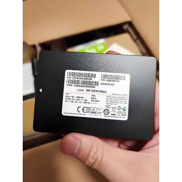 Original High-Speed Pm9A3 960Gb Nvme Pcie 4.0 U.2 Server Ssd Solid State Drive For Data Center Incorporation MZQL2960HCJR-00A07