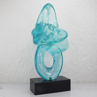 Sculpture d'art moderne en gros pour table, design abstrait irrégulier, décoration d'intérieur, artisanat en résine, base en marbre, bleu ciel transparent