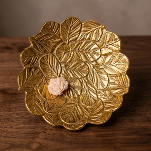 Assiette décorative en métal en forme de fleur, motif végétal gravé à la main, design oriental, couleur dorée - Product Image 2