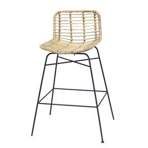Tabouret de bar moderne en fer et plastique avec structure métallique, design contemporain pour usage domestique ou en bar - Product Image 1