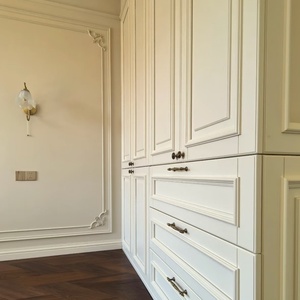 ライトラグジュアリーなフレンチスタイルのフルウォールキャビネット、クリームホワイトの彫刻入りカスタムワードローブ、引き出し収納キャビネット付き - Product Image 4