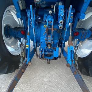 Tractor Ford 5610 con Ruedas Azules y Cabina Cerrada, Motor de 75HP, Transmisión de 2 Ruedas Motrices - Product Image 5