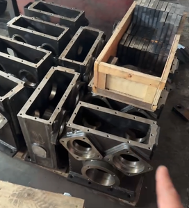 Têtes hydrauliques jaunes avec pistons bleus et flexibles noirs pour plateformes de forage – Niveau de sécurité élevé - Product Image 3