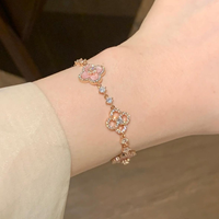 Bracelet ajustable en alliage pour femme, plaqué or, orné de zircons, motif coquillage brillant et trèfle à quatre feuilles porte-bonheur