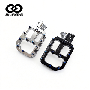 พักเท้าอะลูมิเนียม CNC กว้าง 62 มม. สีฟ้าเคลือบอะโนไดซ์ พร้อมปุ่มกันลื่น สำหรับรถมอเตอร์ไซค์วิบาก Sur Ron Light Bee - Product Image 3