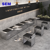 Ensemble de meubles de restaurant, bar et cantine de style moderne et luxueux, canapé et chaises de style industriel, combinaison table et chaises