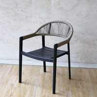 Fauteuil d'extérieur empilable gris foncé en corde tressée avec dossier tissé pour balcon, bord de piscine, terrasse