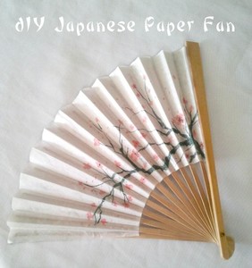 Éventail japonais en satin blanc à motif floral, cadre en bambou, art populaire sculpté, souvenirs de mariage - Product Image 3