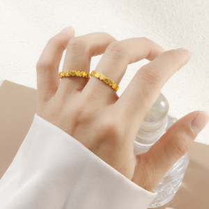 แหวนวงกลมทองคำประดับเพชร สแตนเลสไม่ลอก ดีไซน์หรูหราเบาๆ สไตล์เฉพาะตัว แหวนรูปหัวใจสีพีช - Product Image 2