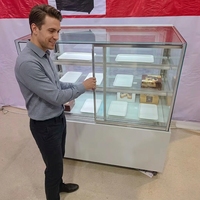 Vitrine réfrigérée pour pâtisserie et boulangerie commerciale avec verre incurvé, éclairage LED, 2-8°C, dégivrage automatique pour cafés et magasins