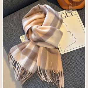 Nouvelle écharpe en pure laine australienne, style britannique vintage, châle chaud pour femmes, en stock - Product Image 5