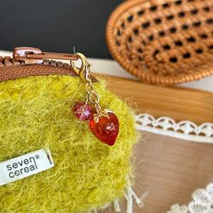 CHENXI Llaveros Originales 3D de Fresa, Colgante para Bolsos de Niñas, Accesorios de Joyería, Decoración para Estuches de Auriculares - Product Image 2