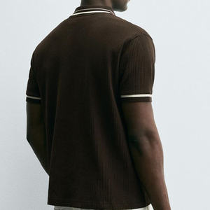 <span class=keywords><strong>Polo</strong></span> <span class=keywords><strong>a</strong></span> contrasto in maglia <span class=keywords><strong>a</strong></span> <span class=keywords><strong>coste</strong></span>-l'esclusiva Texture <span class=keywords><strong>a</strong></span> <span class=keywords><strong>coste</strong></span> e strisce bianche <span class=keywords><strong>a</strong></span> contrasto <span class=keywords><strong>Polo</strong></span> retrò marrone scuro - Product Image 3