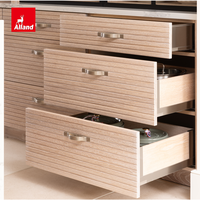 Armoires de cuisine Alland sur mesure en chêne rainuré horizontal, avec vitrine en bois, métal et verre, et plan de travail en marbre ou quartz