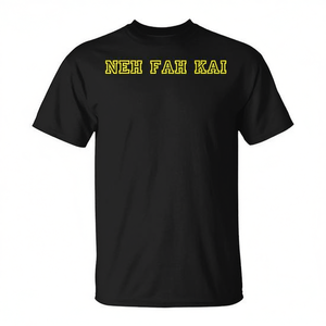 Camiseta Neh Fah Kai con texto negro y amarillo, diseño divertido, ropa promocional - Product Image 2