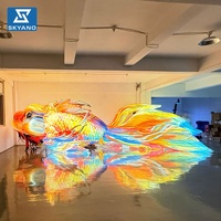 Décoration géante gonflable lumineuse à LED en forme de poisson arc-en-ciel de dessin animé pour scène, fête et événement commercial