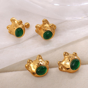 Pendientes de Gato de la Suerte, Chapados en Oro, Aleación de Zinc, Engaste de Bisel Rojo y Verde, Diseño de Dibujos Animados, Regalo para Mujer - Product Image 2