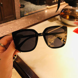 Gafas de Sol Cuadradas Extra Grandes Modernas, Montura Negra, Lentes Marrones, 100% Protección UV, Unisex, para Viajes, Conducir y Protegerse del Sol - Product Image 3