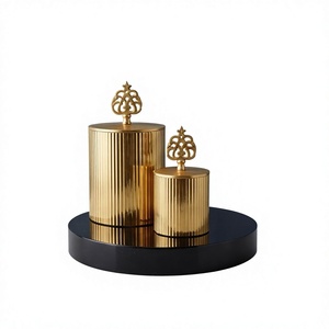 Ensemble de boîtes de rangement verticales en métal doré cannelé de luxe pour fruits secs et dates, avec couvercle à finition filigranée - Product Image 1